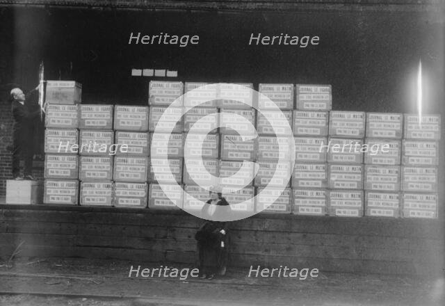 Mrs. G.W. Lopp & cigarettes sent to France, between c1914 and c1915. Creator: Bain News Service.