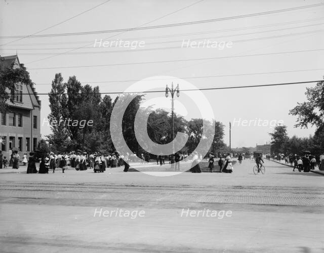Approach to Belle Isle Bridge, Detroit, between 1900 and 1906. Creator: Unknown.