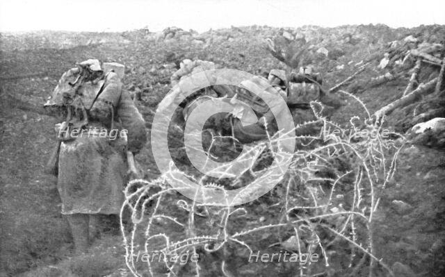 'Aux Eparges; Au signal, les troupes ont bondi des boyaux et s'avancent', 1915. Creator: Unknown.