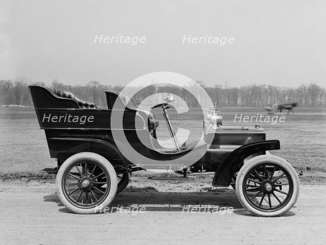 Northern Manufacturing Company car, between 1900 and 1905. Creator: Unknown.