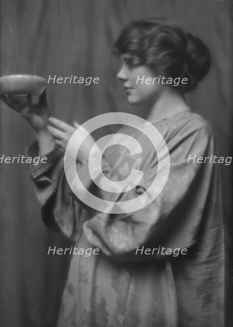 Ottie, Miss, portrait photograph, 1913. Creator: Arnold Genthe.