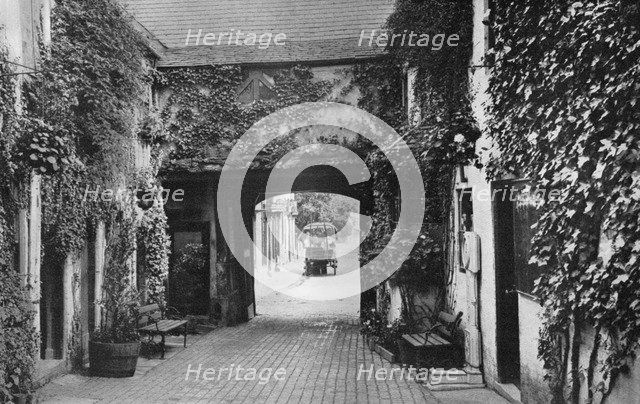 Courtyard of the Saracen's Head inn, Southwell, Nottinghamshire, 1924-1926. Artist: Unknown