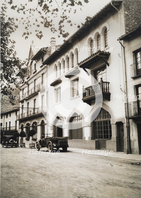 Cars parked in the Plaza de Camprodón (Girona), 1930.