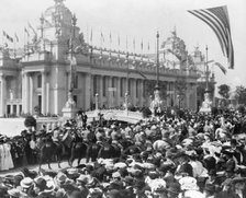 Cavalry and the crowds at the St. Louis World's Fair, 1904. Creator: Frances Benjamin Johnston.