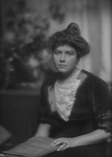 Parker, Dorothy, portrait photograph, 1912 Nov. 30. Creator: Arnold Genthe.