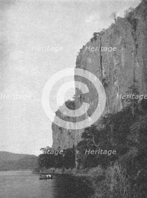 ''Dans les gorges de Lupata; Afrique Australe', 1914. Creator: Unknown.