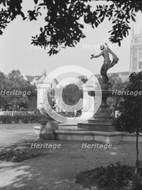 [Statues at the St. Charles Avenue entrance to Audubon Park, New Orleans, Louisiana],c1920-1926. Creator: Arnold Genthe.