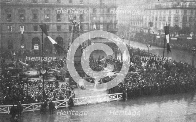 'Les Heures Triomphales: La premiere fete, le 20 octobre 1918; sur la place de l'Hotel-de... 1918. Creator: Unknown.