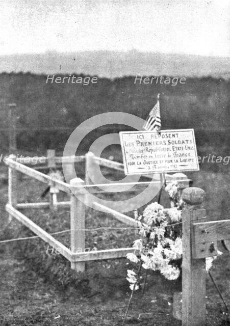 'Les Americains en Ligne; L'inscription sur les tombes', 1917. Creator: Unknown.