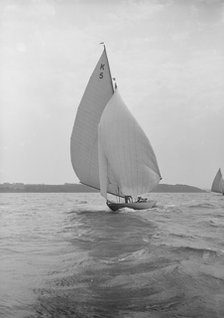 The 7 Metre yacht Strathendrick (K5) sailing with spinnaker, 1913. Creator: Kirk & Sons of Cowes.