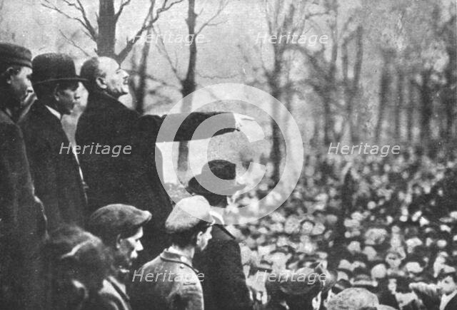 'La Nouvelle Europe; la guerre civile a Berlin; Liebknecht harangue la foule massee "Sous...',1918. Creator: Unknown.
