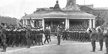 'Les fetes de la victoire a Londres; le defile des "Bluejackets" devant la tribune royale..., 1919. Creator: Excelsior Photo.