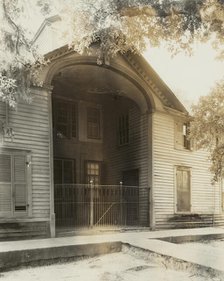 Unidentified building, Natchez vic., Adams County, Mississippi, 1938. Creator: Frances Benjamin Johnston.