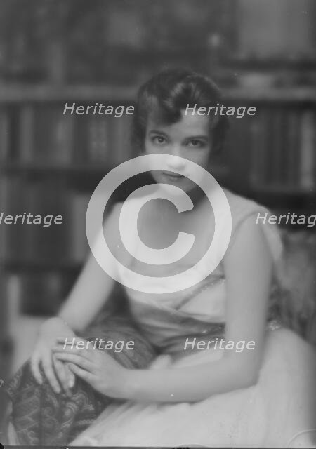 Hoyt, Helen, Miss, portrait photograph, 1916. Creator: Arnold Genthe.