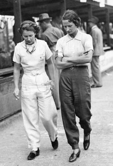 Elsie Wisdom (right) with Kaye Petre in pits at Brooklands. Creator: Unknown.