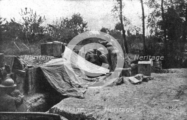 'Victoire Italienne; Le debut de l'offensive autrichienne: une route hativement coupee et..., 1918. Creator: Unknown.