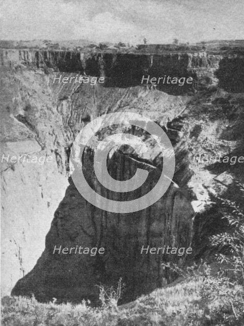 ''Le puits le plus important des gites diamantiferes de Kimberley; Afrique Australe', 1914. Creator: Unknown.