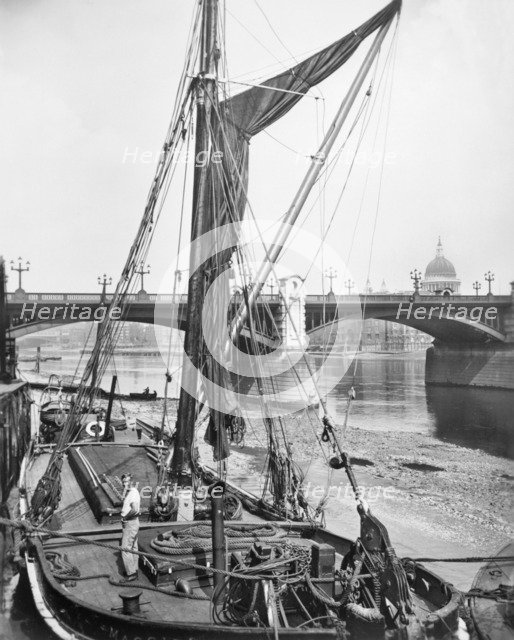 River barge at Southwark Bridge, London. Artist: Unknown