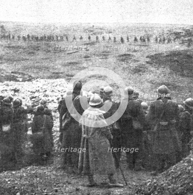 'De l'emplacement de la ferme Thiaumont, les Senegalais regardent defiler les prisonniers..., 1916. Creator: Unknown.