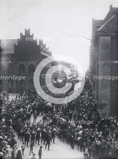 Swedish aviation pioneer Enoch Thulin's funeral procession, Landskrona, Sweden, 1919. Artist: Unknown