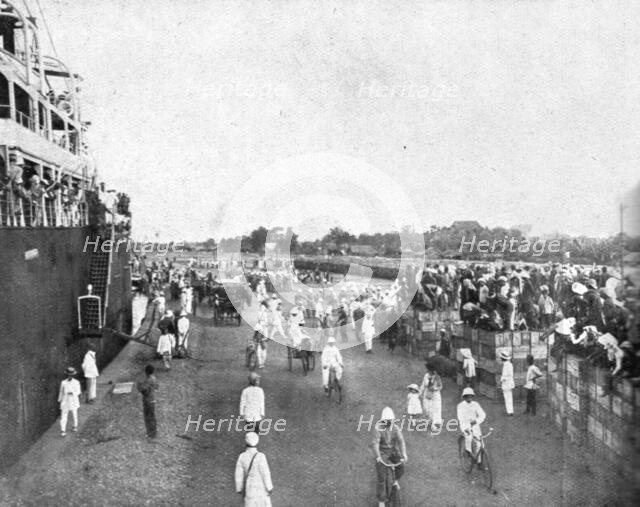 'Pour venir combattre sur le front de France; Le 8 mars, escale a Saigon: sur le quai... 1916 (1924) Creator: Unknown.