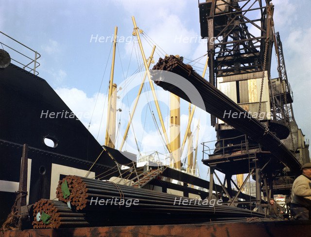 Dockers loading steel bars onto the 'Manchester Renown', Manchester, 1964.  Artist: Michael Walters