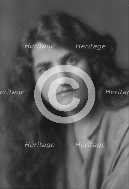 Reiss, Miss, portrait photograph, 1915. Creator: Arnold Genthe.