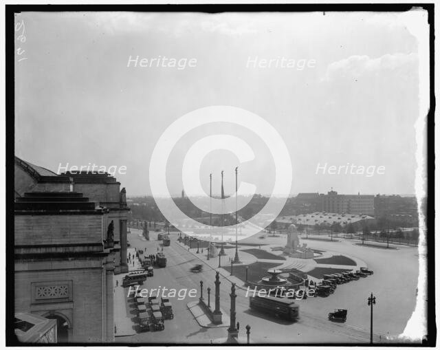 Union Station Plaza, between 1910 and 1920. Creator: Harris & Ewing.