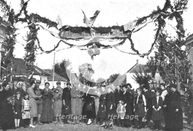 'En Serbie Reconquise; Arc de triomphe dresse pour la reception des troupes francaises..., 1918. Creator: Unknown.