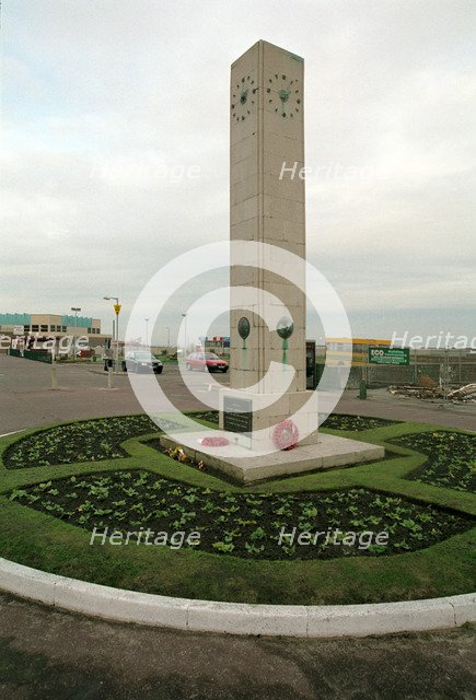 War memorial clock, Great Yarmouth, Norfolk, 2000. Artist: P Williams