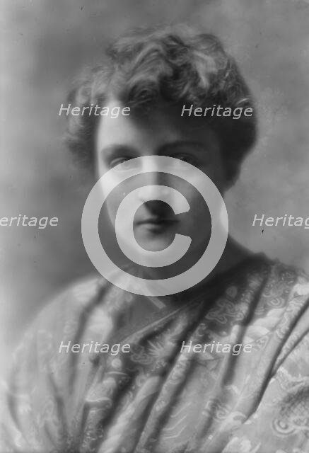 Cleveland, Marion, Miss, portrait photograph, ca. 1915. Creator: Arnold Genthe.