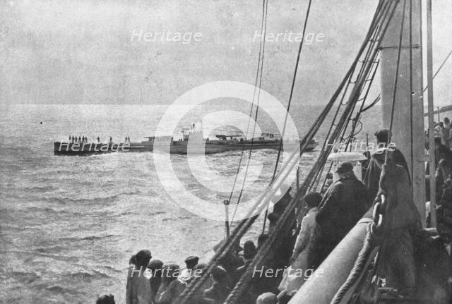'Les sous-marins allemands contre les neutres; Arraisonnement, par un sous-marin..., 1918. Creator: Unknown.