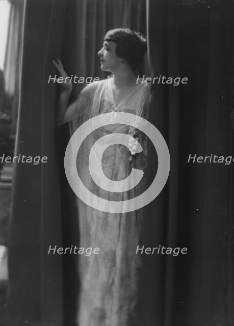 Dalmores, Miss, portrait photograph, 1915 May 7. Creator: Arnold Genthe.