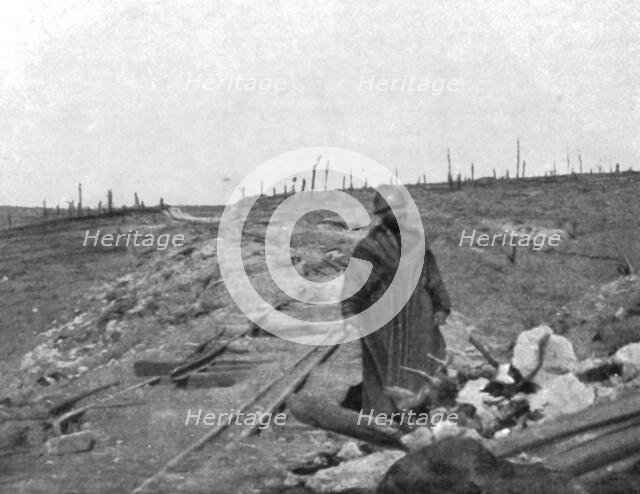 'Aspects du champ de bataille de Verdun; Officier d'une division marocaine sur l'ancien..., 1916. Creator: Unknown.