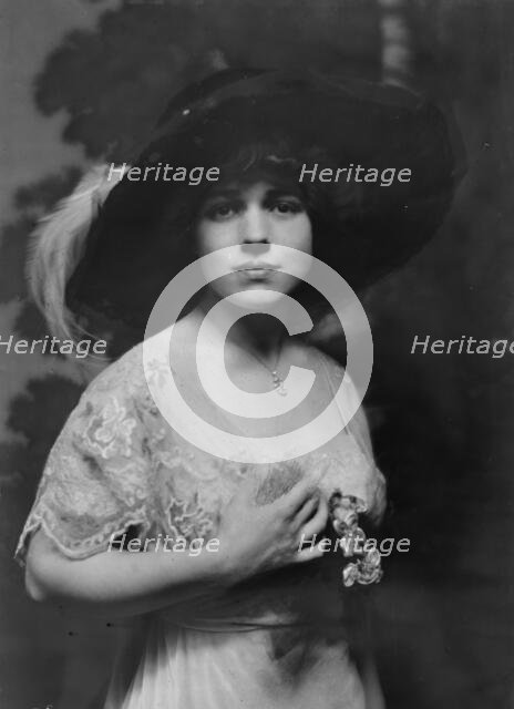 Gude, N.C., Mrs., portrait photograph, 1913. Creator: Arnold Genthe.