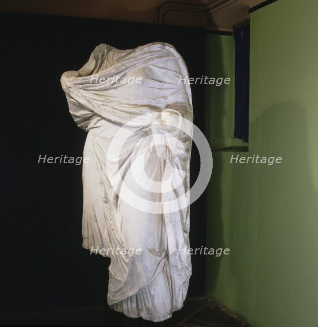 Female statue in white marble from Pamplona.