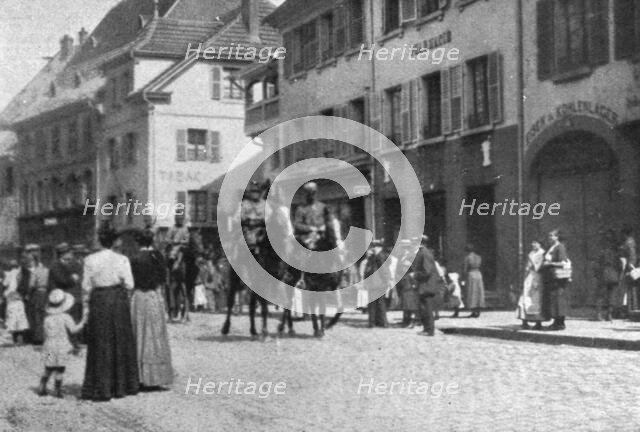 'En Alsace et sur la Frontiere; nos fantassins et un etat-major de brigade entrent a Thann', 1914. Creator: Unknown.