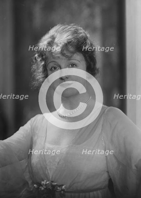 Miss Laura Hope Crews, portrait photograph, 1918 Nov. 8. Creator: Arnold Genthe.