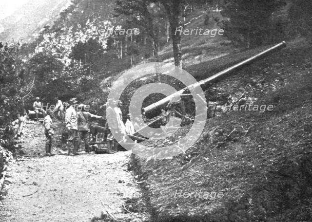 'Sur le front Italien; Une piece de moyen calibre en position sur les flancs du Monte...1915 (1924). Creator: Unknown.