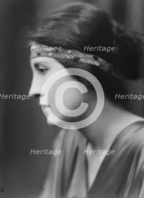 De Saulles, J.L., Mrs., portrait photograph, 1915 June. Creator: Arnold Genthe.