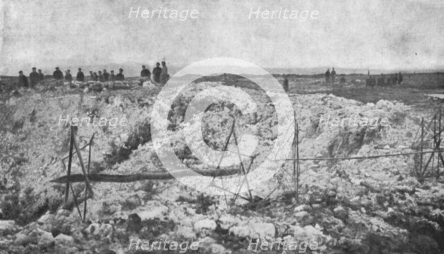 ' Face a face, apres une explosion de mine; Les Allemnds sortis de leurs tranchees, sans..., c1915. Creator: Unknown.