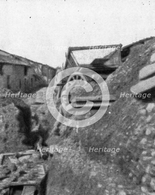 'Aspects du champ de bataille de Verdun; Tranchee et barricade a la lisiere du village de..., 1916. Creator: Unknown.