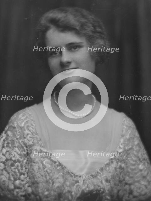 Draper, Helen, Miss, portrait photograph, 1916. Creator: Arnold Genthe.