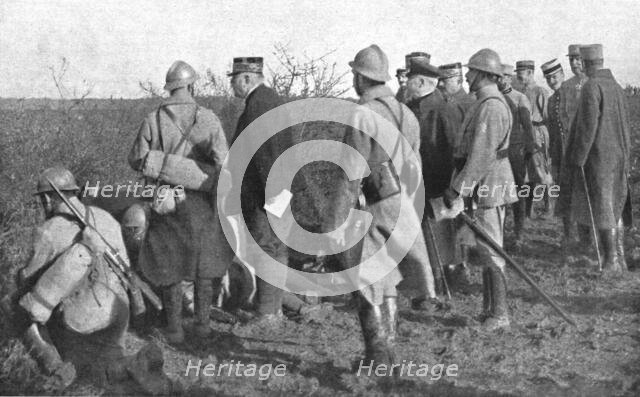 'Aux camps d'instruction de la classe 17; le President de la Republique, le general..., 1916. Creator: Unknown.