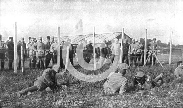 'Le Coin des Officiers; Groupe d'officiers allemands prisonniers dans un des enclos..., 1916 (1924) Creator: Unknown.