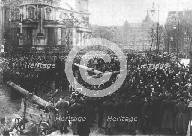 'La Nouvelle Europe; la guerre civile a Berlin; le 29 decembre 1918, aux funerailles des..., 1918. Creator: Unknown.
