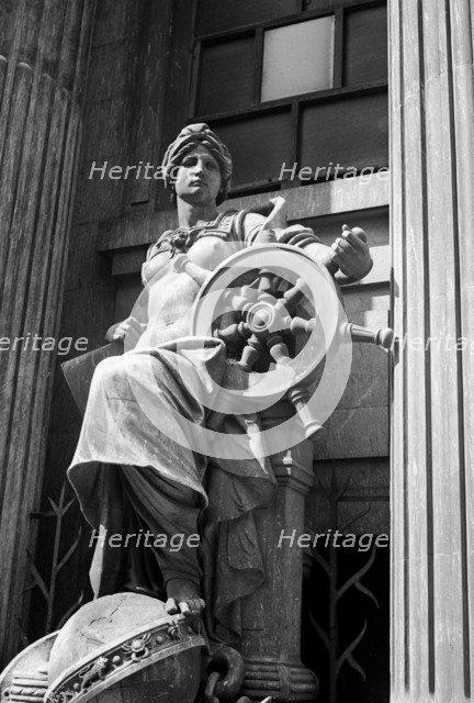 Statue outside the Port of London Authority, Trinity Square, London, c1945-c1965. Artist: SW Rawlings