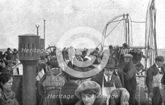 'Attendant des secoure ou la mort; Cote babord: a droite, des passagers prennent place dans un canot Creator: Unknown.