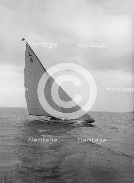 The 6 Metre 'Scotia IV' heeling on upwind leg, 1913. Creator: Kirk & Sons of Cowes.