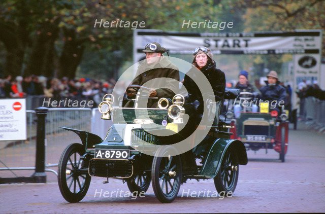 1904 De Dion Bouton at 2000 London to Brighton run. Artist: Unknown.